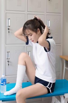 学渣坐学霸的鸡叭上写题